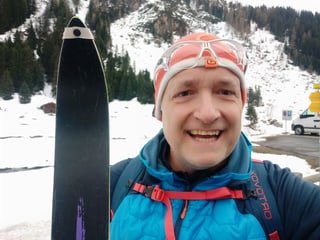 Marcel Hähni mit seinen Langlaufskis