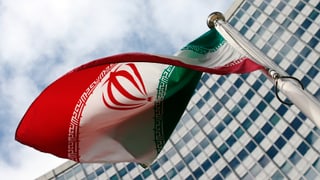 Eine iranische Flagge weht vor dem IAEA-Sitz in Wien.