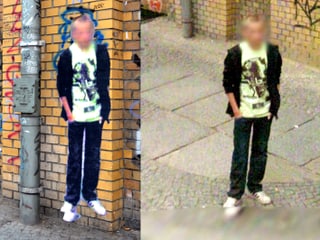 Ein Kunstwerk von Paolo Cirio. Man sieht einen Jungen auf einem Google-Street-View-Foto. Dieses Foto ist auch auf Papier ausgedruckt.