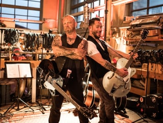 Göla und Marc Trauffer posieren mit ihren Gitarren. Göla und Marc Trauffer posieren mit ihren Gitarren.