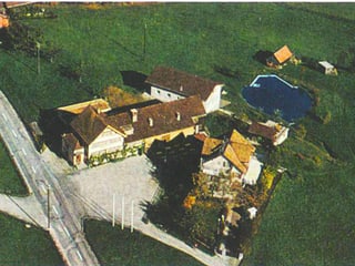 Luftaufnahme der Abtei Thelema mit den Gasthaus zur Rose in Stein.
