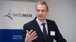 Peter Dietrich spricht an der Jahresmedienkonferenz - im Hintergrund ist das Swissmem-Logo zu sehen.