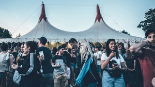 Gruppe von Festival-Gästen vor einem Zelt am Gurtenfestival in Bern. Gruppe von Festival-Gästen vor einem Zelt am Gurtenfestival in Bern.