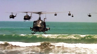 Helikopter fliegen übers Meer