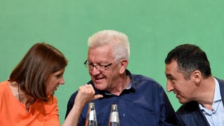 Katrin Göring-Eckardt (L) und Cem Özdemir (R) mit Winfried Kretschmann am Grünen-Parteitag.