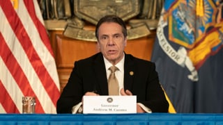 Andrew Cuomo an einer Medienkonferenz