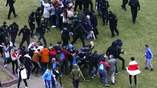 Uniformierte Polizisten prügeln auf Passanten ein. Uniformierte Polizisten prügeln auf Passanten ein.