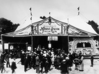 Ein altes Foto zeigt das Zirkuszelt, davor stehen die Besucher Schlange.