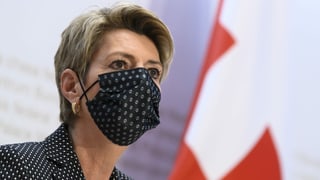 Karin Keller-Sutter in Nahaufnahme mit Mund-Nasenschutz