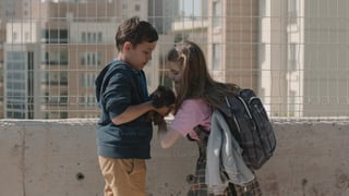Junge und Mädchen mit Hund Junge und Mädchen mit Hund