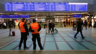 Zwei Sicherheitsmänner stehen am Wiener Bahnhof