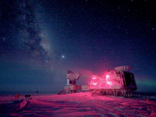 Südpol in der Dunkelheit, Sternenhimmel, Forschungsstation.
