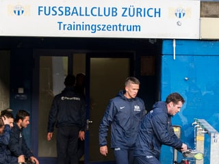 FCZ-Spieler waschen ihre Schuhe vor dem Eingang des Trainingszentrums.