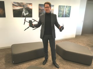 Martin Brandenburg hält Drohne in der Hand