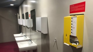 Industriell hergestellter Dispenser mit Hygiene-Artikel.