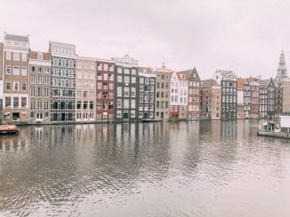 Ein Kanal von Amsterdam mit Häuser am Wasser. 