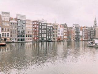 Ein Kanal von Amsterdam mit Häuser am Wasser. Ein Kanal von Amsterdam mit Häuser am Wasser.