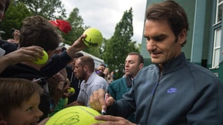 Roger Federer schreibt Autogramme.