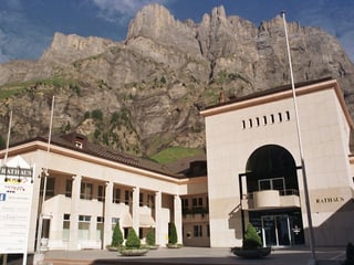 Rathaus und Berge