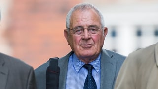 Der frühere Polizeichef von Süd-Yorkshire, Donald Denton (Mitte) schreitet zum Warrington-Gerichtshof.