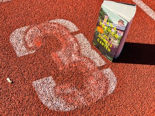 Der Krimi von Tana French: «Der dunkle Garten» steht auf einer roten Laufbahn. Der Krimi von Tana French: «Der dunkle Garten» steht auf einer roten Laufbahn.