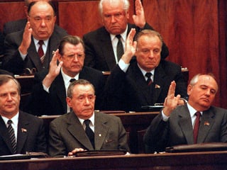 Mitglieder des sowjetischen Politbüros bestimmen über die Abwahl des sowjetischen Präsidenten Andrei Gromyko (unterste Reihe in der Mitte). Michael Gorbatschow (unterste Reihe rechts) hebt seine Hand ebenfalls. (keystone)