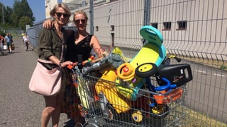 Zwei Frauen mit Einkaufswagen Zwei Frauen mit Einkaufswagen