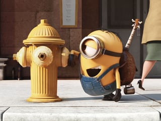 Der einäugige Minion Stewart flirtet mit einem gelben Hydranten.