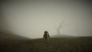 Der Astronaut steht vor einem toten Wald in Grau.