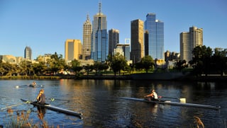 Stadtsilhouette von Melbourne, davor zwei Ruderer.