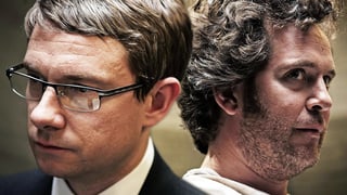Zwei Männer sind Rücken an rücken. Der eine trägt eine Brille. Zwei Männer sind Rücken an rücken. Der eine trägt eine Brille.