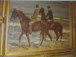 Ein Gemälde von zwei Reitern am Strand