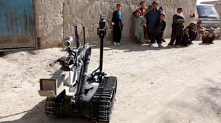 Ein Roboter steht vor Kindern Ein Roboter steht vor Kindern