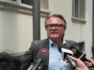 Der abgewählt Stadtpräsident Stefan Roth vor den Medien.