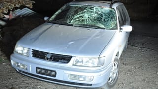 Ein silbernes Auto mit stark eingedrückter Frotscheibe. Ein silbernes Auto mit stark eingedrückter Frotscheibe.