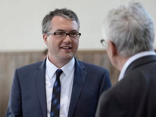 Mann mit Krawatte und Bilder