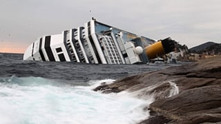 Die Costa Concordia liegt vor der Küste Giglios. Die Costa Concordia liegt vor der Küste Giglios.