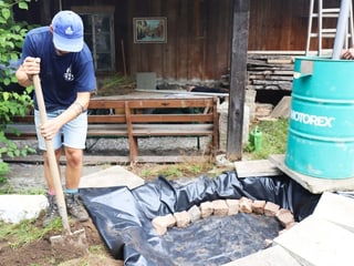 Grube mit wasserdichten Folie Grube mit wasserdichten Folie