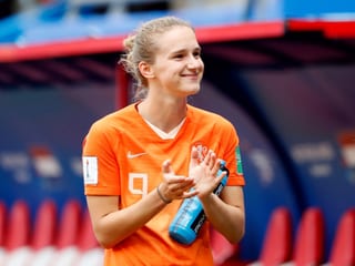 Vivianne Miedema klatscht. Vivianne Miedema klatscht.