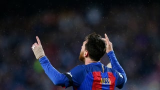 Lionel Messi richtet die Hände zum Stossgebet gen Himmel.