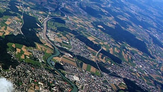 Luftaufnahme der Region Solothurn mit dem Emme-Zufluss in die Aare.