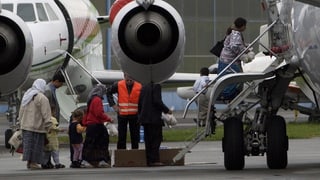 Abgewiesene Asylsuchende werden in ein Flugzeug gebracht (Symbolbild)