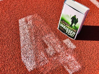 Der Krimi von Robert Galbraith: «Weisser Tot» steht auf einer roten Laufbahn. Der Krimi von Robert Galbraith: «Weisser Tot» steht auf einer roten Laufbahn.