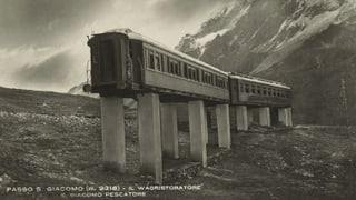 Historische Fotografie des Speise- und Schlafwagens auf dem Pass