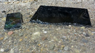 Ein Smartphone und ein Tablet im Wasser.