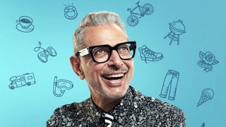 Schauspieler Jeff Goldblum macht vor einer blauen Wand Werbung für seine neue Disney-Serie. Schauspieler Jeff Goldblum macht vor einer blauen Wand Werbung für seine neue Disney-Serie.