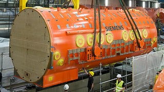 Grosser runder oranger Stator (eine Art Tank) mit Siemens-Aufschrift.