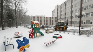 Leerer Spielplatz in Blocksiedlung in Moskau, Schnee Leerer Spielplatz in Blocksiedlung in Moskau, Schnee