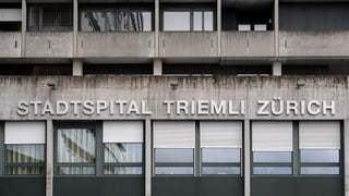 Schriftzug des Stadtspitals Triemli an der Hauswand