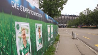 Plakatwand der Fussballakademie mit Fotos von jungen Spielern
